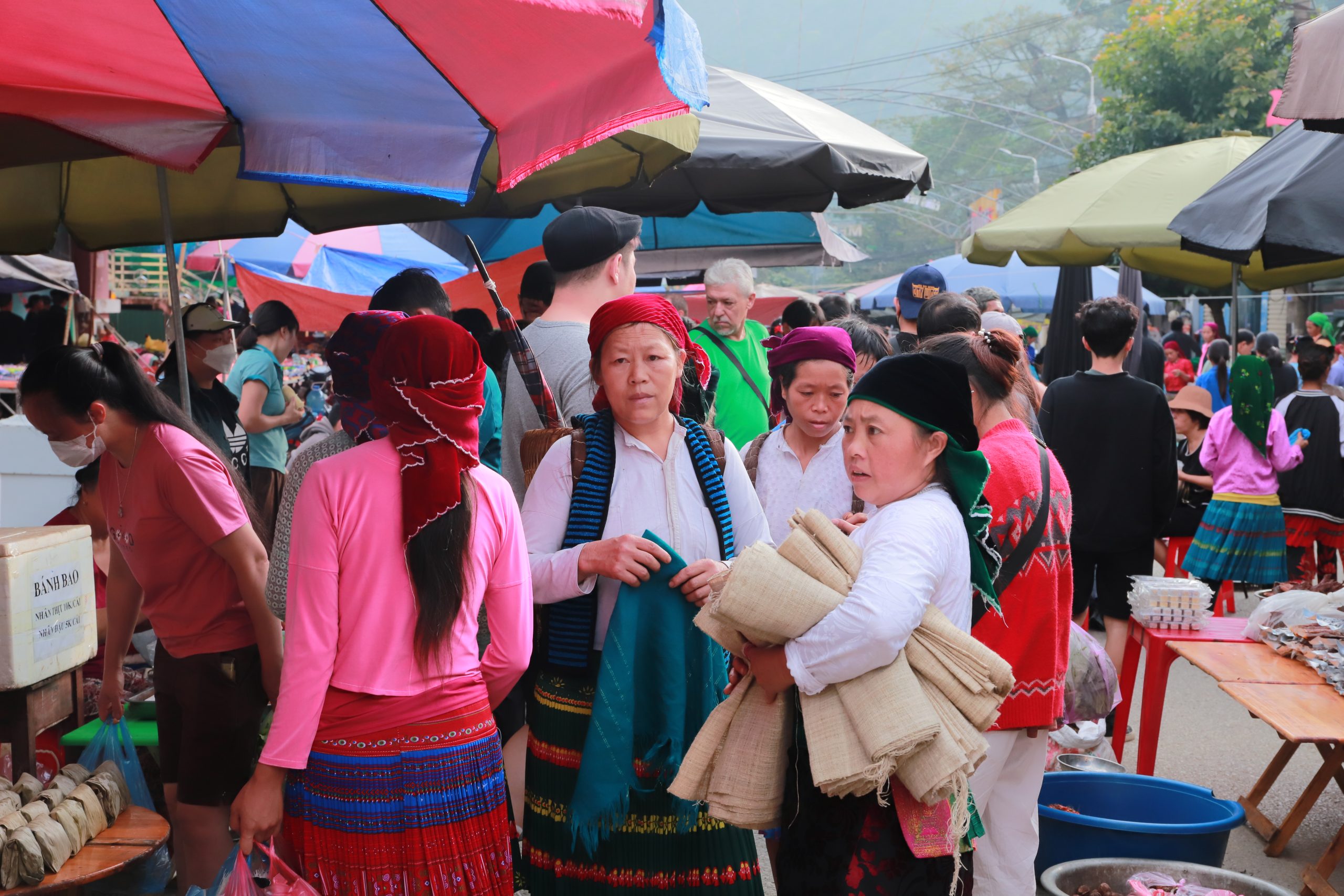 check our guide to money in vietnam to use money when visiting wet market 