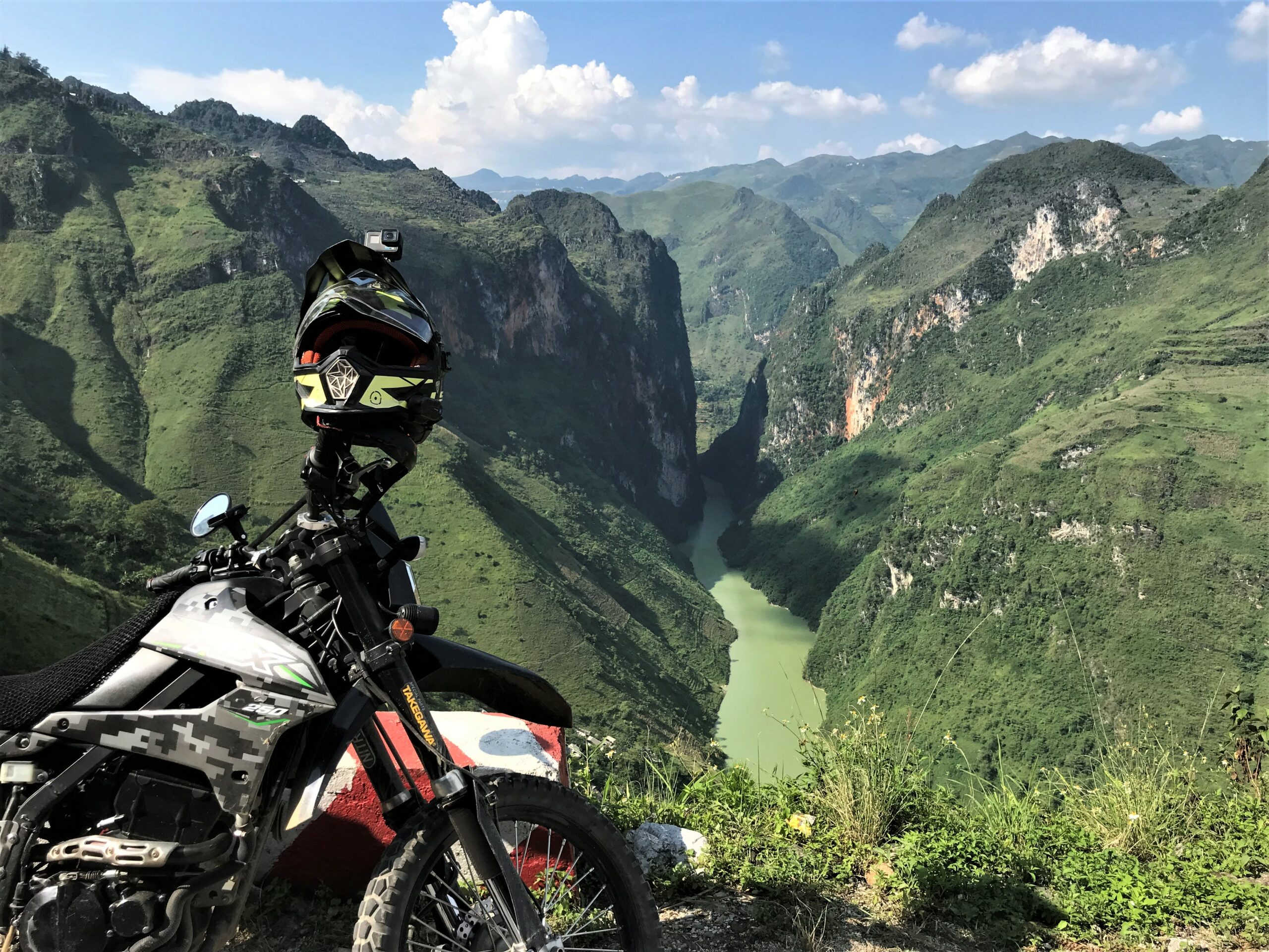 motorbike with nho que river on Ha Giang loop 