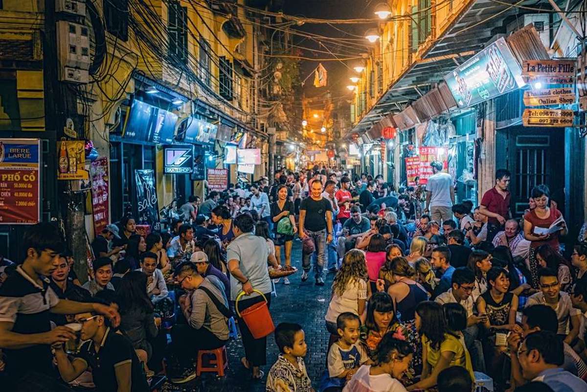 bia hoi junction in hanoi is Popular spot for locals after work for relaxation 